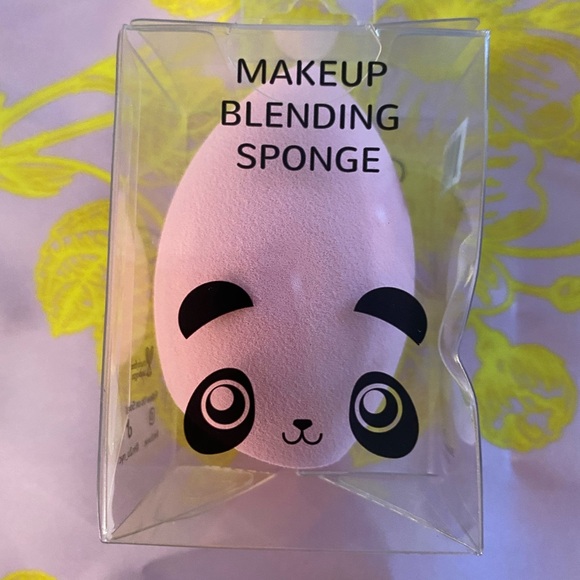 ⭐️HP⭐️🆕M2Ü NYC Makeup Blending Sponge - Picture 1 of 3